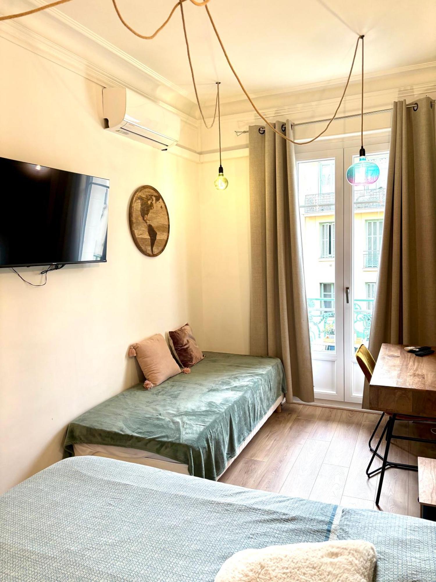 Homestay Les De Cedric Iconic Tram Gare Pour Personnes Calmes